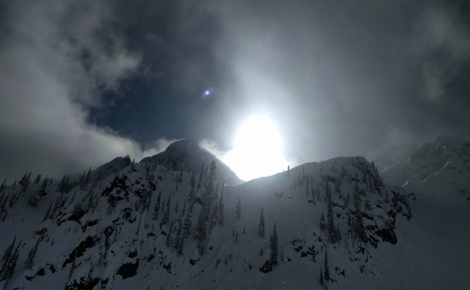 For the first time we started exploring an area that is almost backcountry. To get here we had to do the so called Lemming walk up and around the mountain. revi3