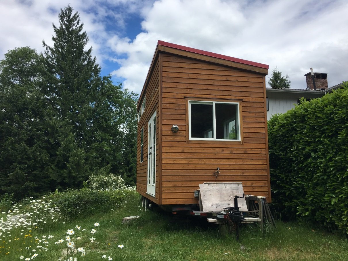 Visting Seans parents. Next to their house a tiny home Sean build in his free time with help of others. We were all quite impressed Sean Minihome