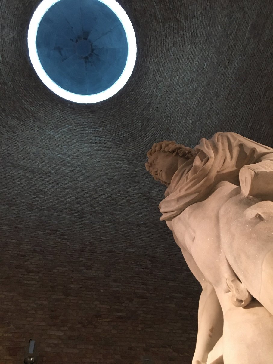 statue