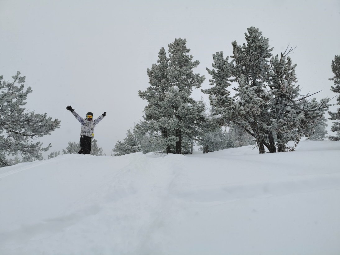 Excellent snow conditions overnight. We had perfect powder conditions apex1