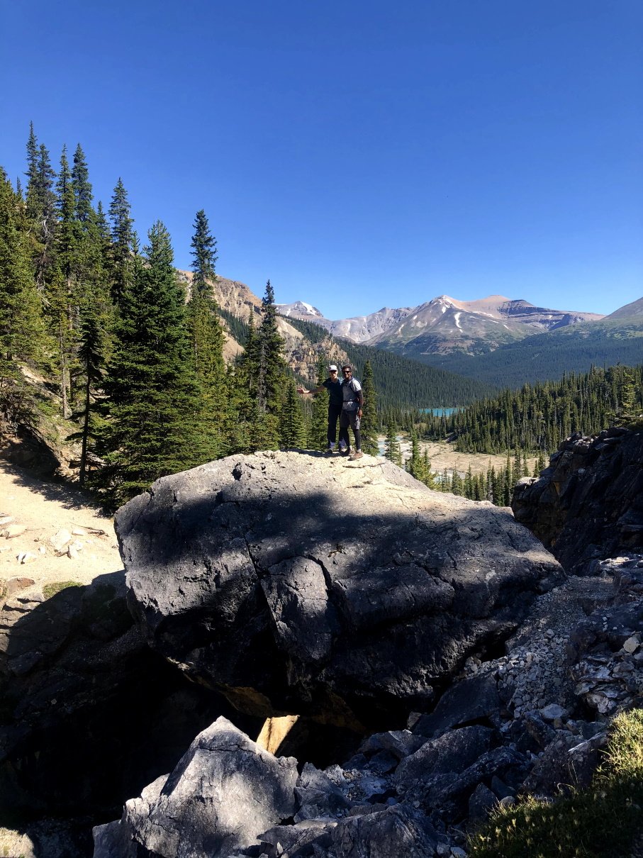 To both sides it goes down deep. Was not without risk crossing it. boulder